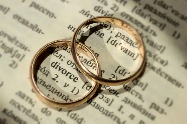 Image of rings removed before divorce mediation Romsey
